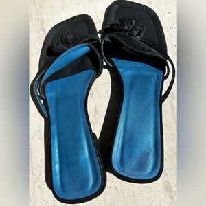 Women Unisa flip flops with black suede strap and organza 3d flowers Sz 9.5